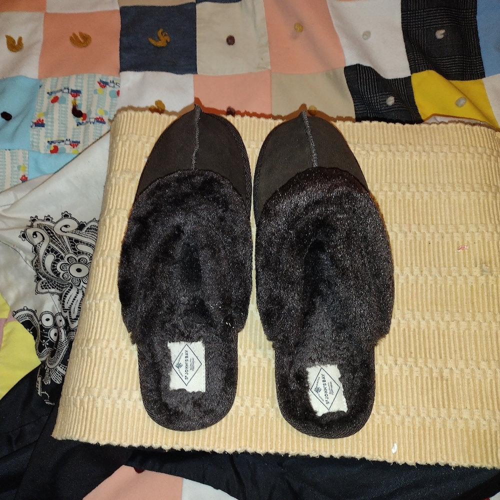 Gently Used women's St.JohnsBay slippers